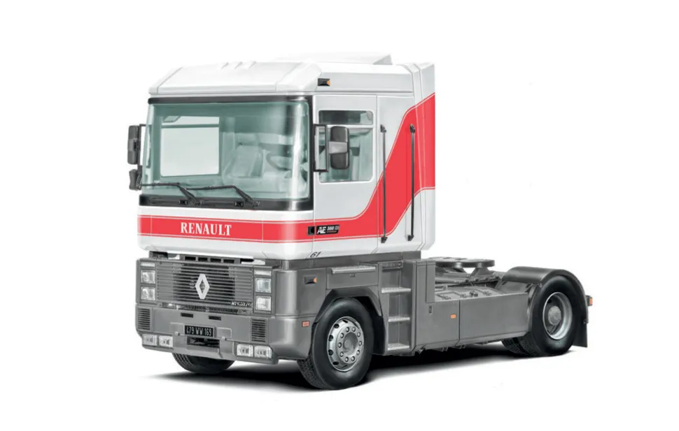 Italeri 1/24 Renault AE500 Magnum Truck