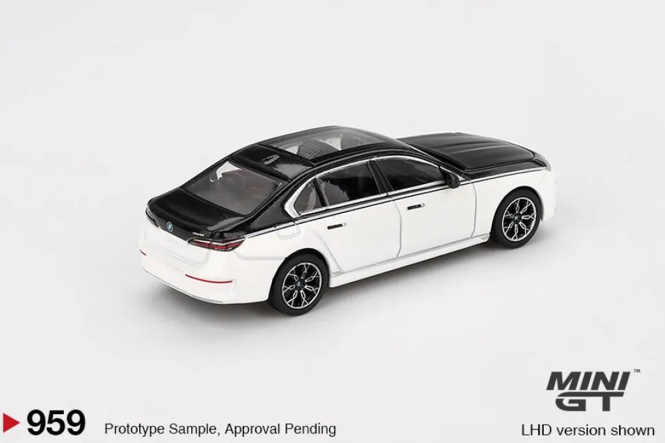 Mini GT 1/64 BMW i7 xDrive60 Alpine White / Black Sapphire